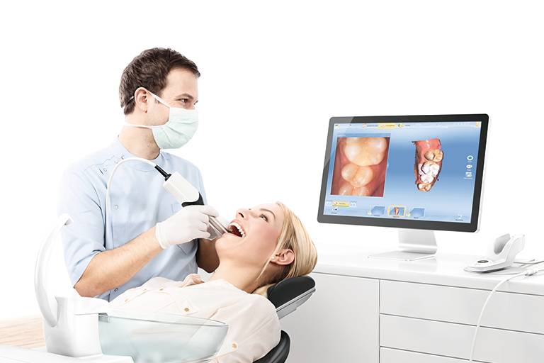 口腔内スキャナーで患者さまのお口の中を撮影し、治療のためのデーターを取得します。